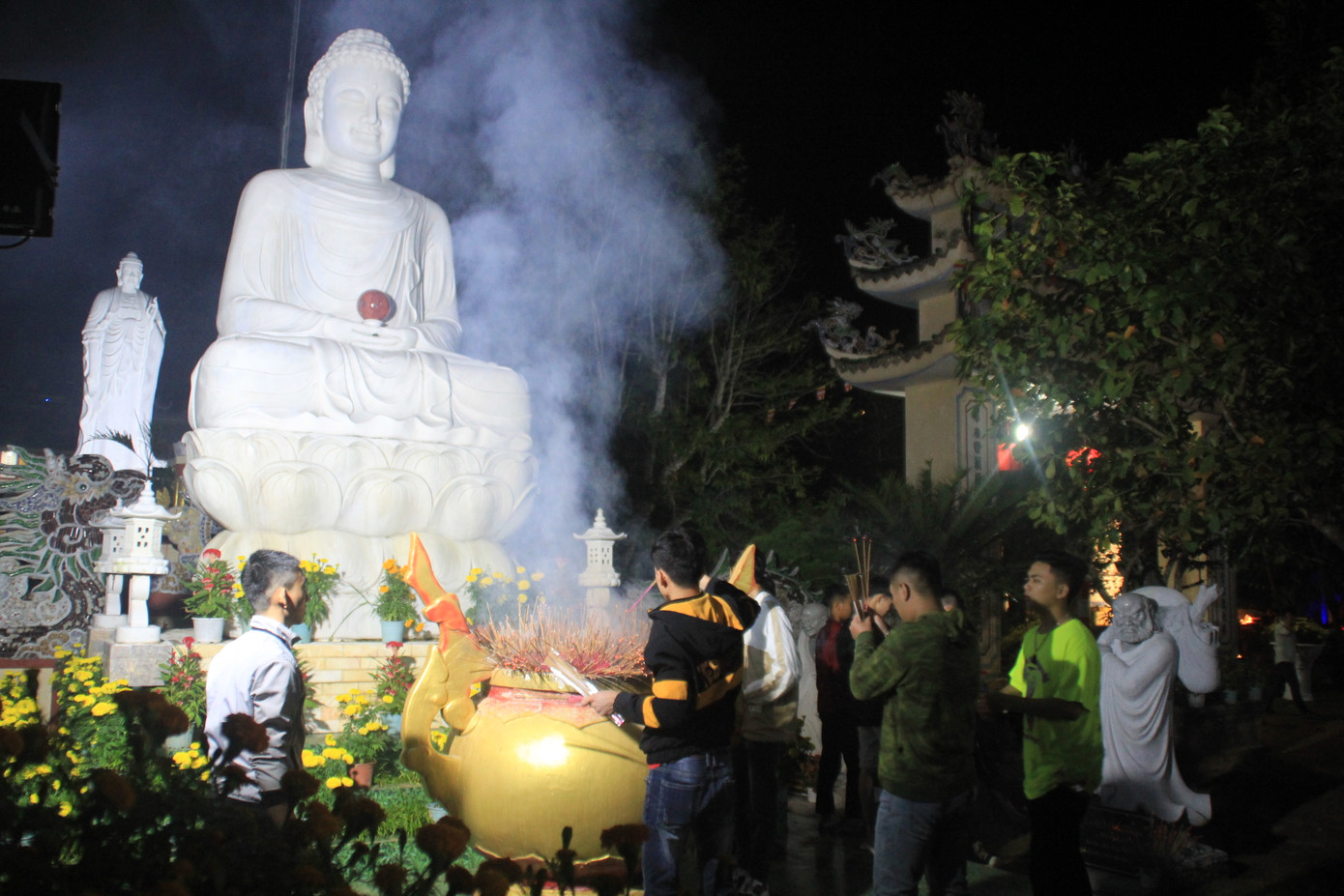 Vừa hết pháo hoa, bạn trẻ rủ nhau về chùa cầu phúc, hái lộc đầu năm mới Canh Tý ảnh 2