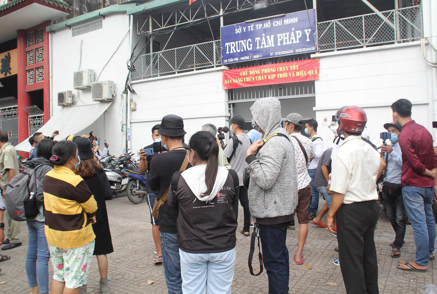 'Rừng' streamer bủa vây theo dõi từng động tĩnh ở trung tâm pháp y để thi thể Chí Tài ảnh 1