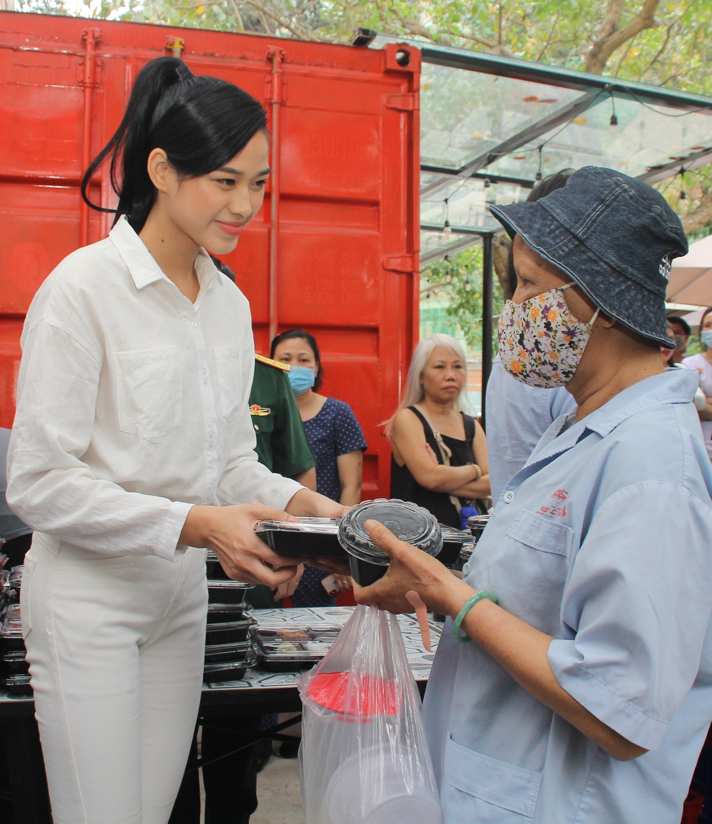 Chuyến thiện nguyện đầu tiên của Top 3 HHVN 2020 đến với các bệnh nhân, thương bệnh binh ảnh 10