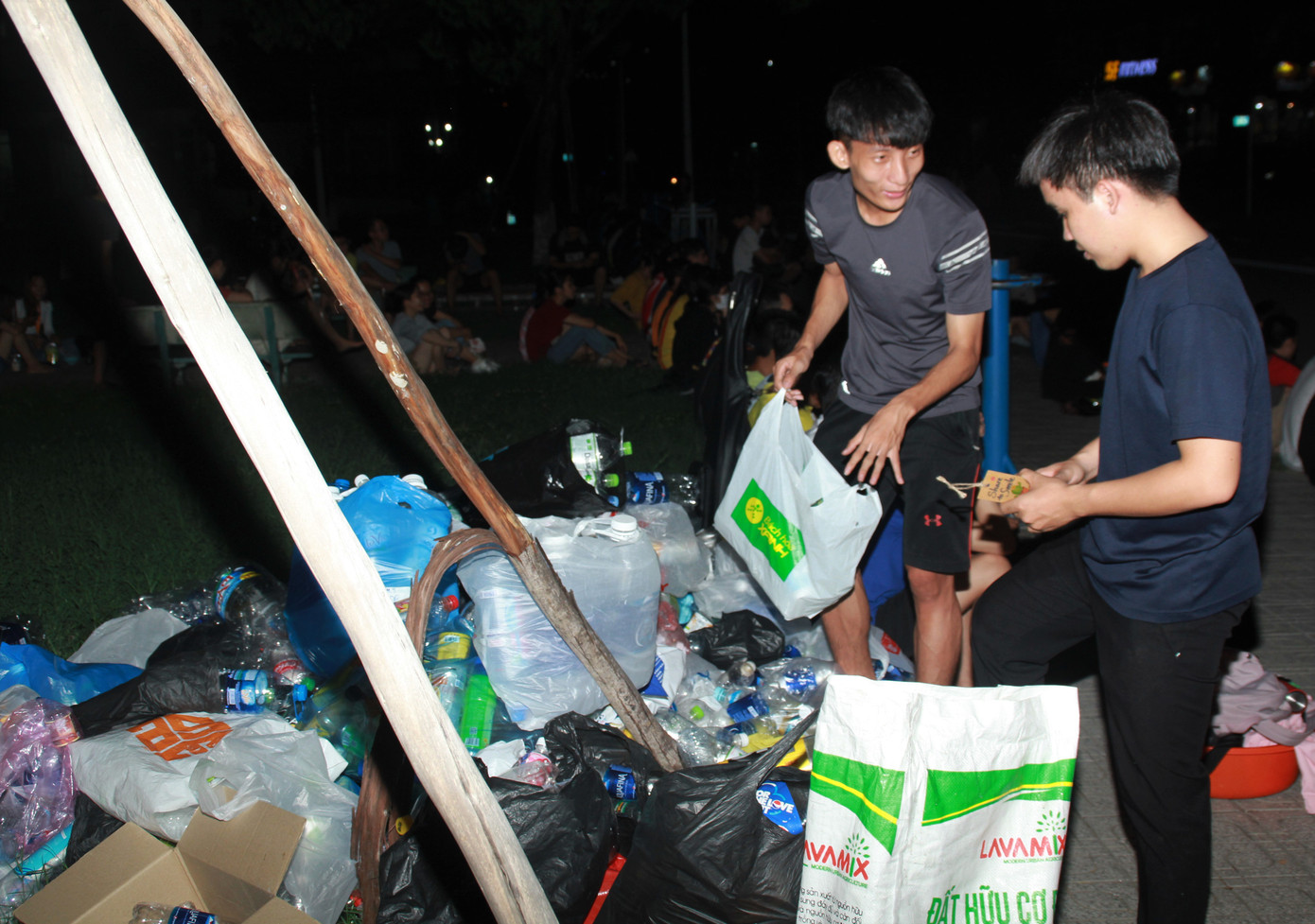 Bạn trẻ tặng cây, gieo nụ cười ở ký túc xá ảnh 21