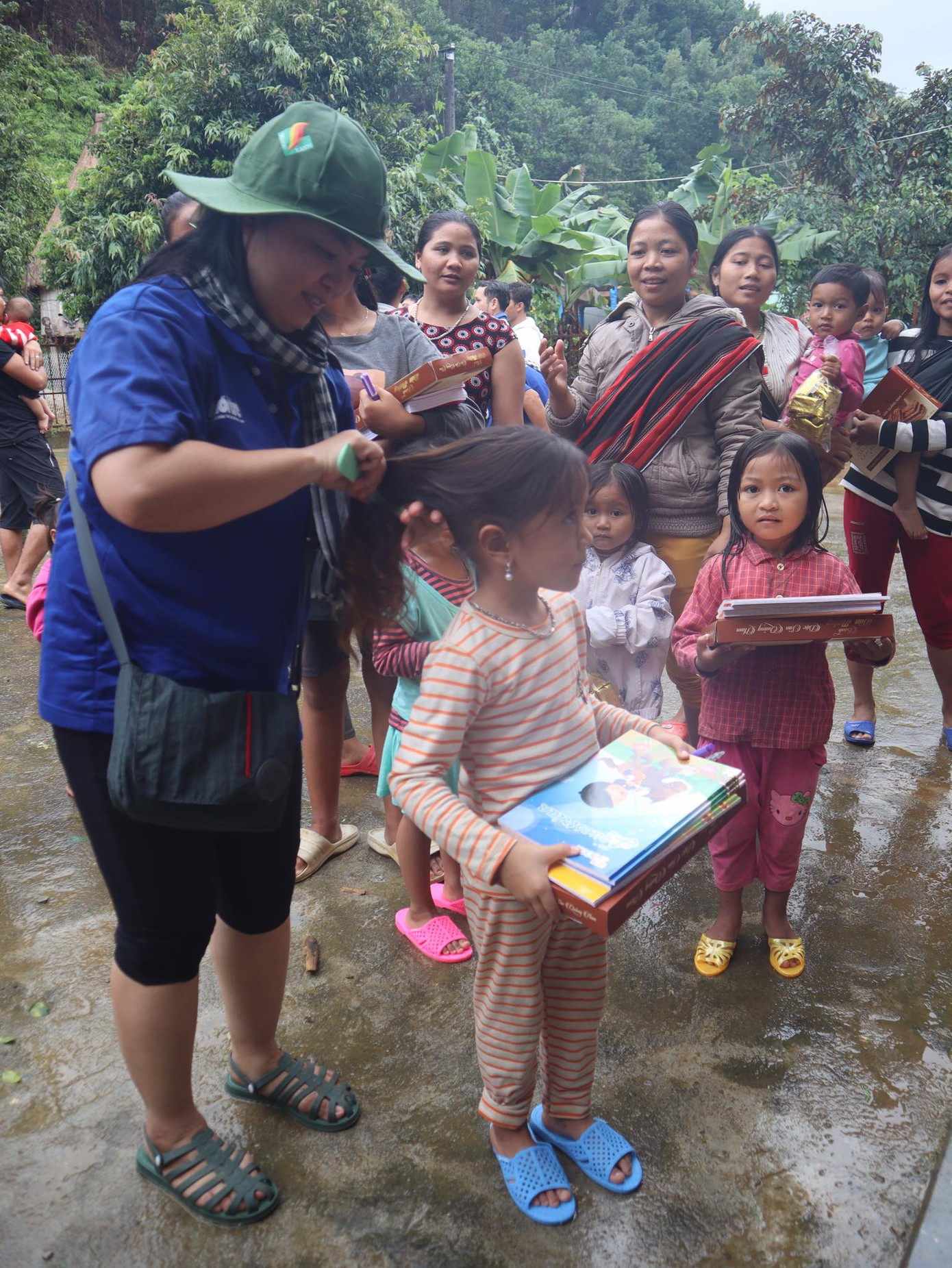 Cựu chiến sỹ tình nguyện chia sẻ công trình ý nghĩa với bà con vùng xa trong ngày mưa bão ảnh 5