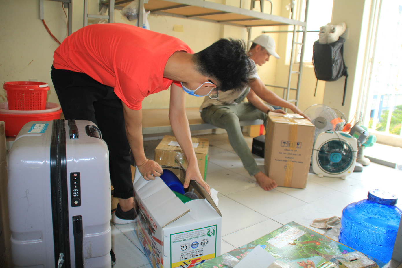 Các bạn sinh viên, cựu sinh viên ĐHQG TPHCM chung tay thu xếp, cất giữ đồ đạc của sinh viên ở ký túc xá Tình nguyện viên ở Ký túc xá làm nơi cách ly ảnh 6