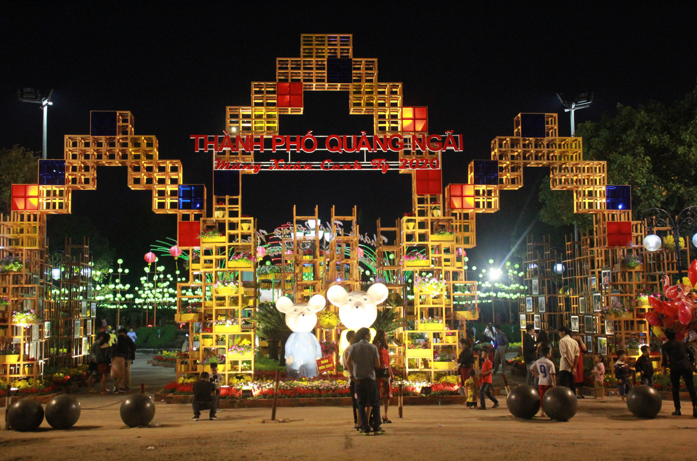 Người dân Quảng Ngãi rộn ràng 'check-in' với gia đình chuột ở công viên Ba Tơ ảnh 2