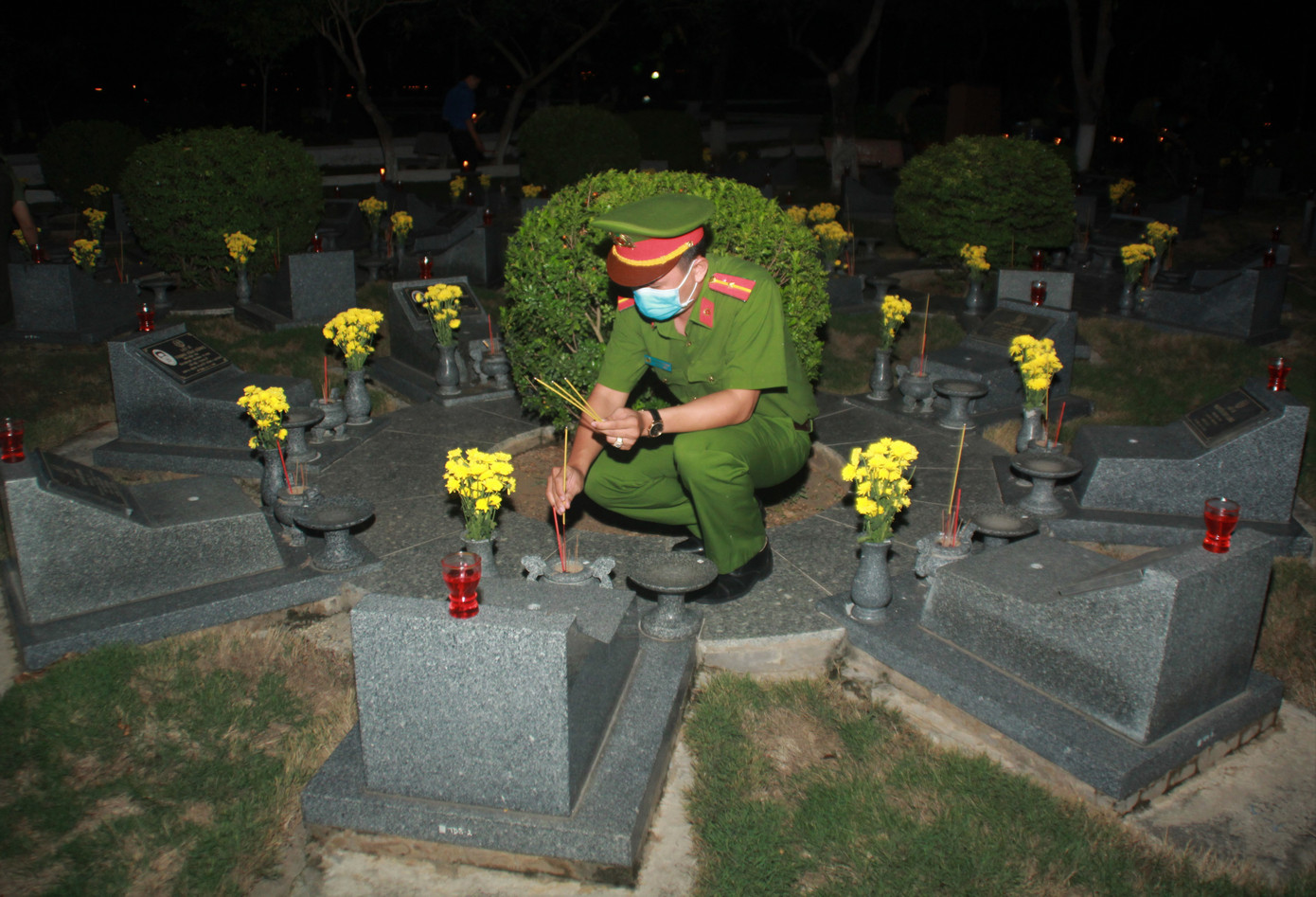 Tuổi trẻ TPHCM thắp nến tri ân Anh hùng liệt sỹ nhân kỷ niệm 45 năm giải phóng miền Nam ảnh 6