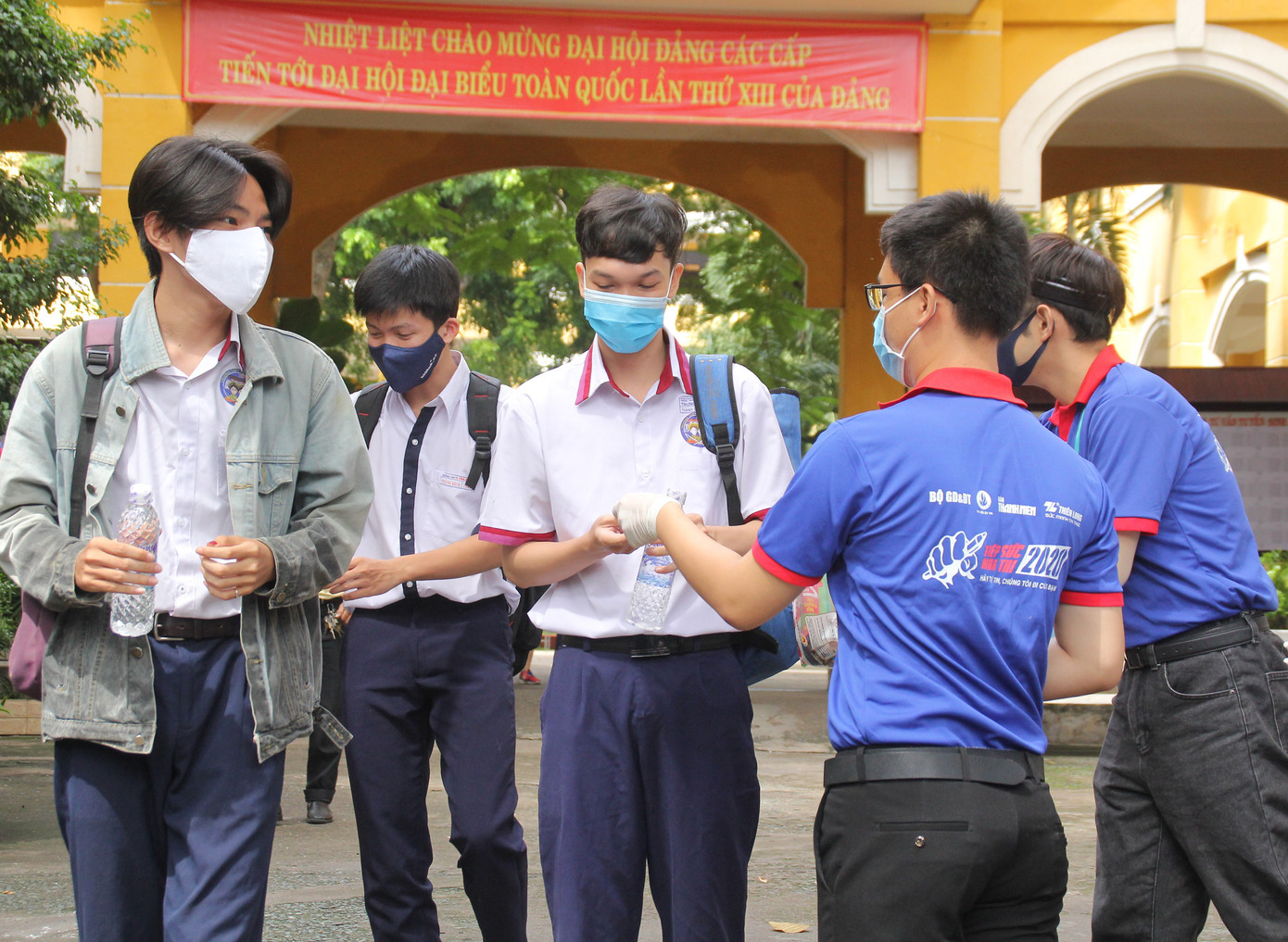 Hết mình ‘tiếp sức’ sĩ tử vượt vũ môn ảnh 4