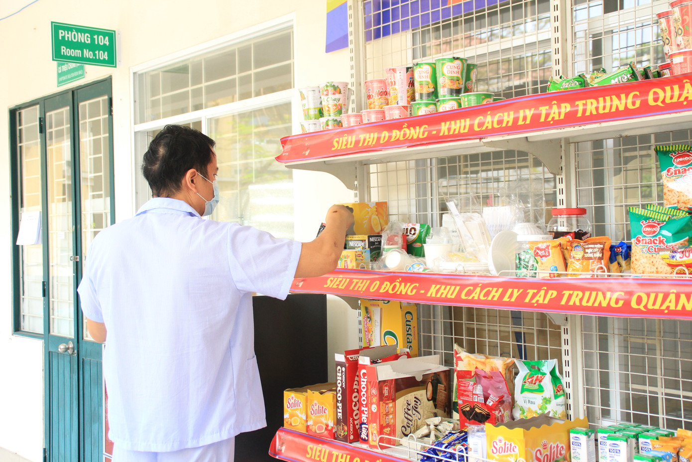 Ấm lòng 'siêu thị 0 đồng' ở khu cách ly người về từ vùng dịch ảnh 5