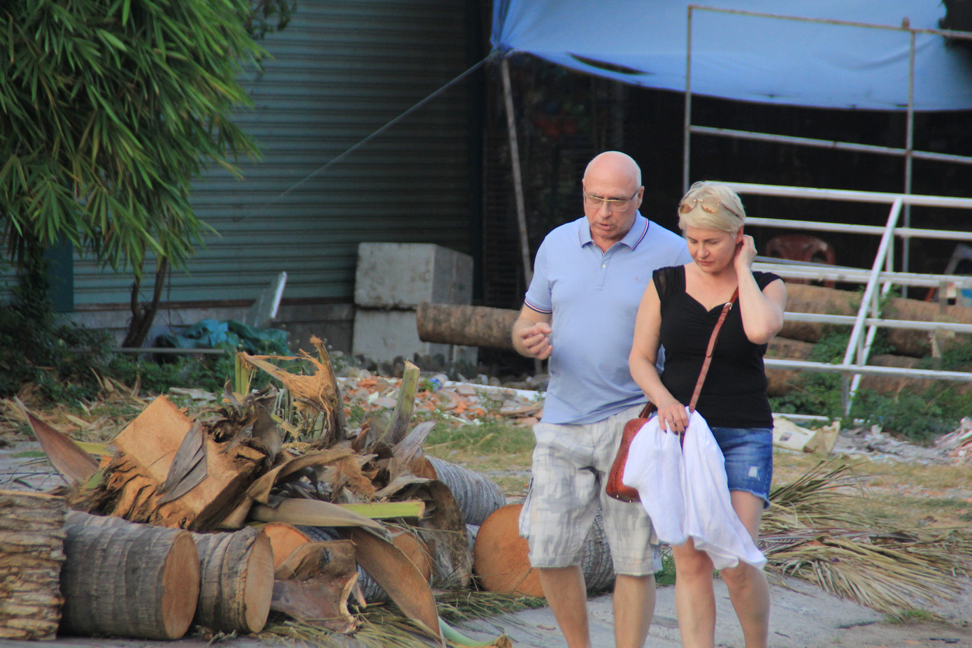 Khách quốc tế không mang khẩu trang tản bộ, tắm biển ở Nũi Né mùa dịch Covid-19 ảnh 4