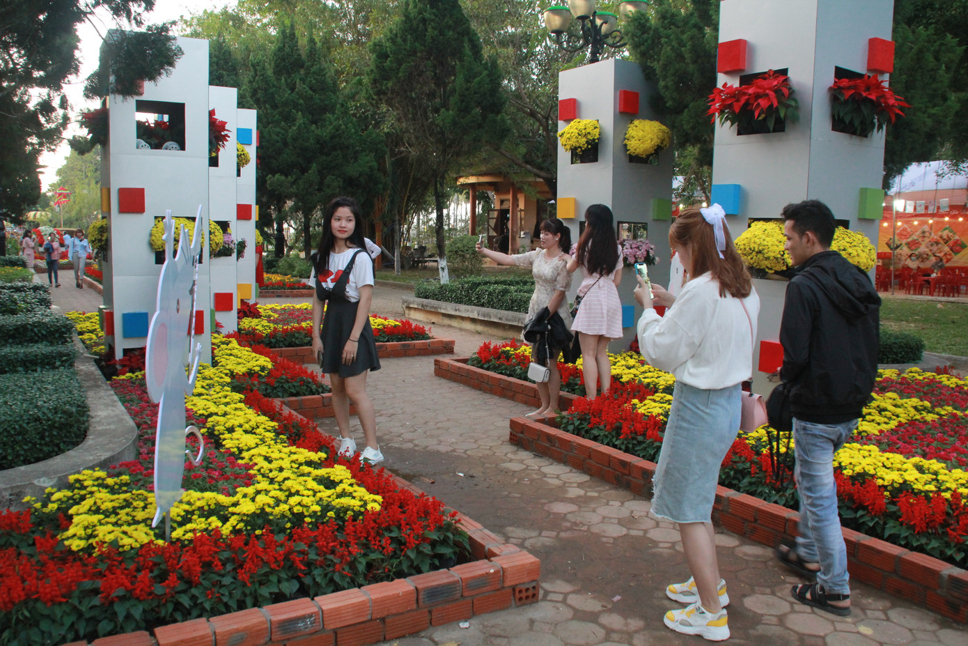 Người dân Quảng Ngãi rộn ràng 'check-in' với gia đình chuột ở công viên Ba Tơ ảnh 16