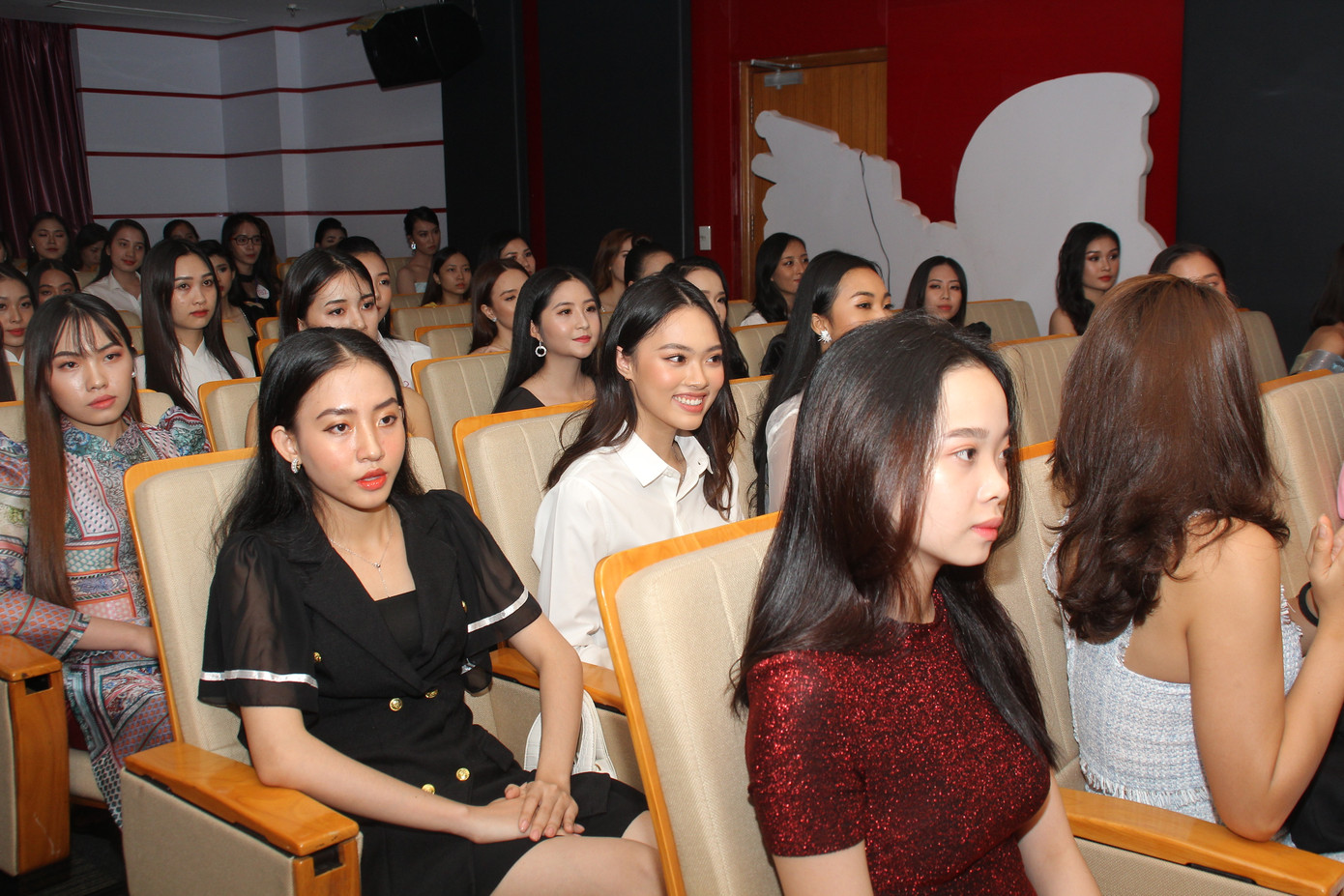 Nhìn lại giây phút công bố Top 30 thí sinh bước vào Bán kết Hoa hậu Việt Nam 2020 ảnh 4