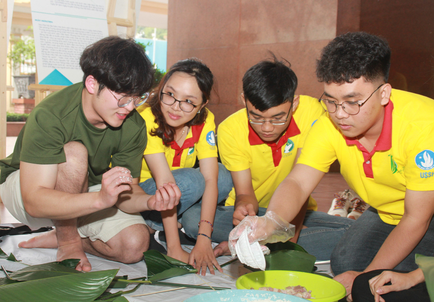 Ngày giáp Tết, bạn trẻ chung tay gói bánh chưng, bánh tét tặng người nghèo ảnh 8