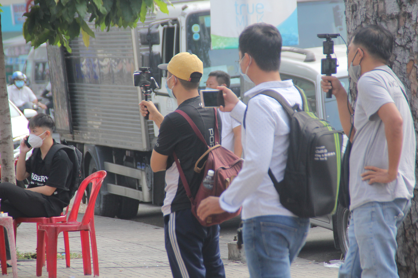 'Rừng' streamer bủa vây theo dõi từng động tĩnh ở trung tâm pháp y để thi thể Chí Tài ảnh 12