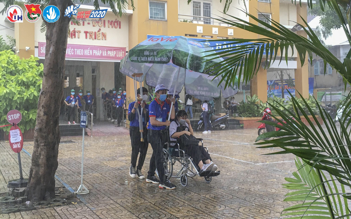 Hết mình ‘tiếp sức’ sĩ tử vượt vũ môn ảnh 8