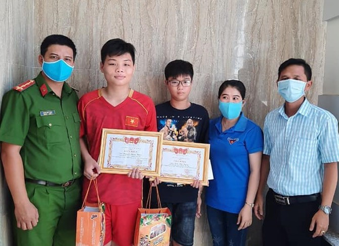 Nhặt được ví có hơn 30 triệu đồng, hai học sinh Phan Thiết trả lại chủ nhân ảnh 2