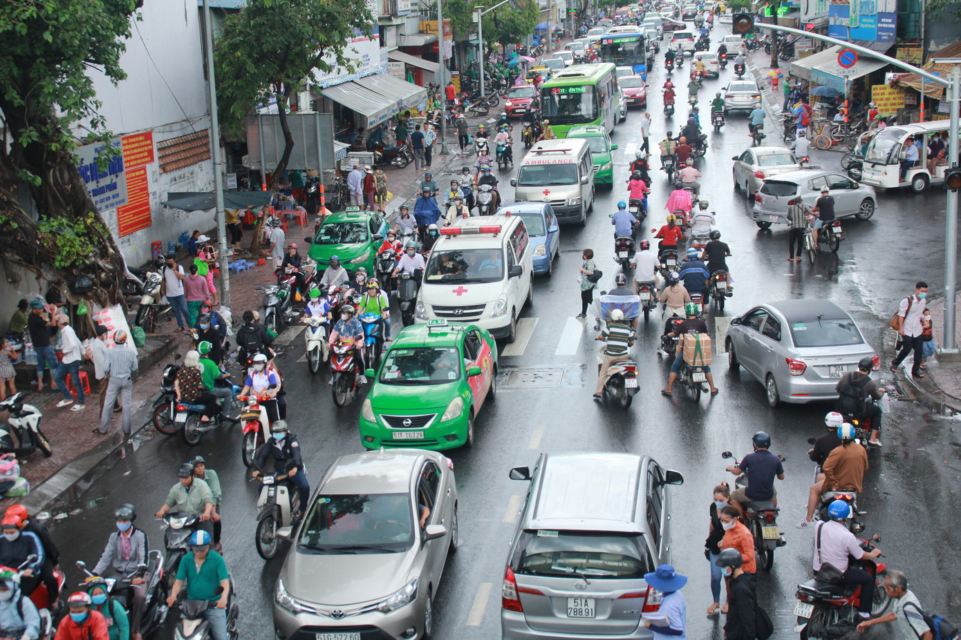 Nhìn gần cầu bộ hành có thang máy đầu tiên tại Sài Gòn ảnh 9