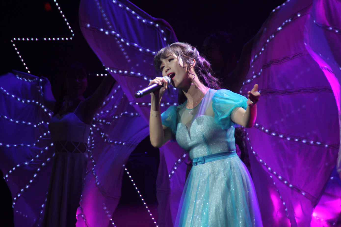 Đàm Vĩnh Hưng, Quang Dũng, Phi Nhung gửi thông điệp yêu thương qua ca khúc Giáng sinh ảnh 1