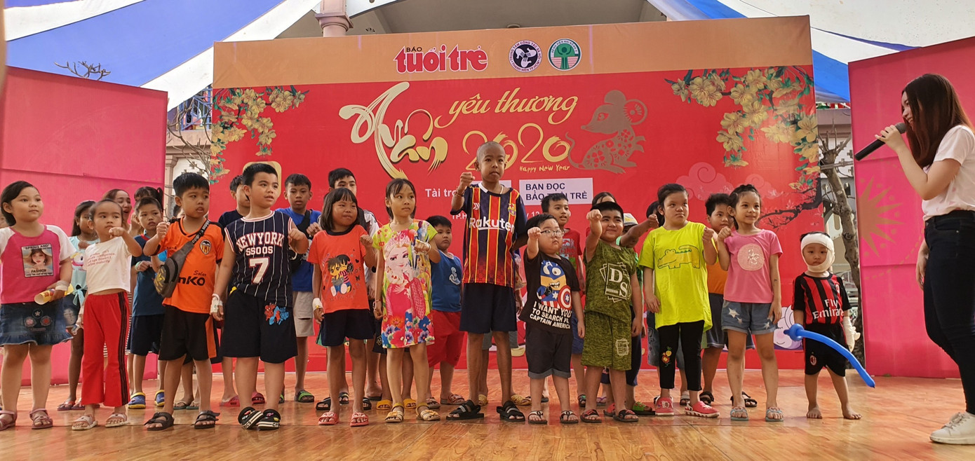 Ngày giáp Tết, bạn trẻ chung tay gói bánh chưng, bánh tét tặng người nghèo ảnh 15