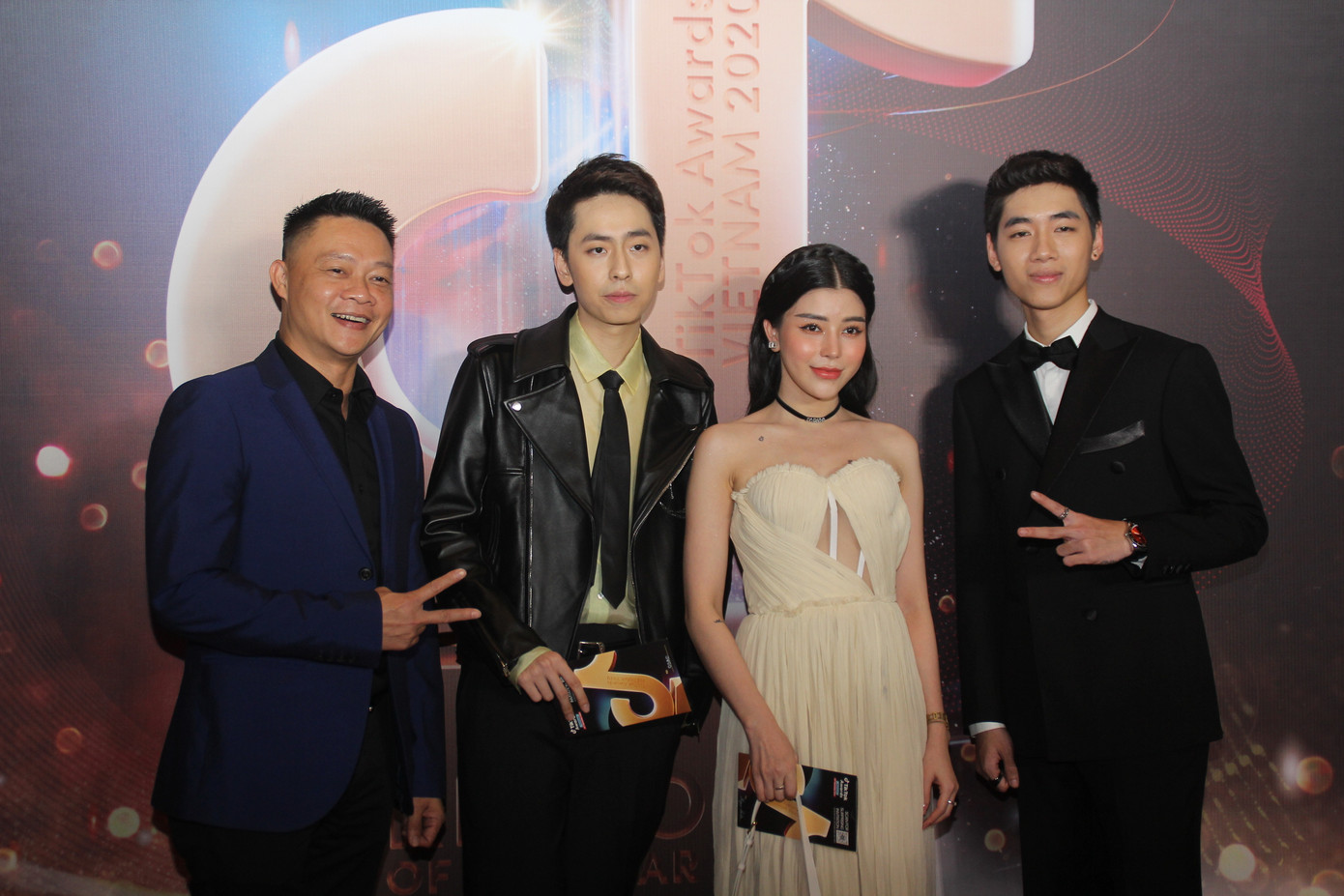 Anh chăn bò Ytiet, mẹ đơn thân thắng giải 'sáng tạo truyền cảm hứng' ảnh 15