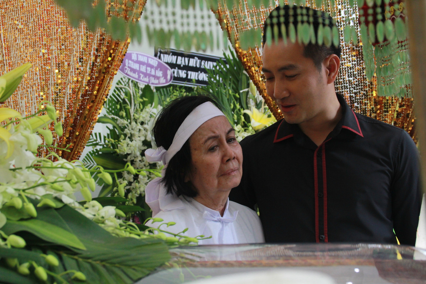 Hồng Tơ, Tấn Beo cùng nhiều đồng nghiệp, bạn hữu đến viếng cố NSƯT Chánh Tín ảnh 8