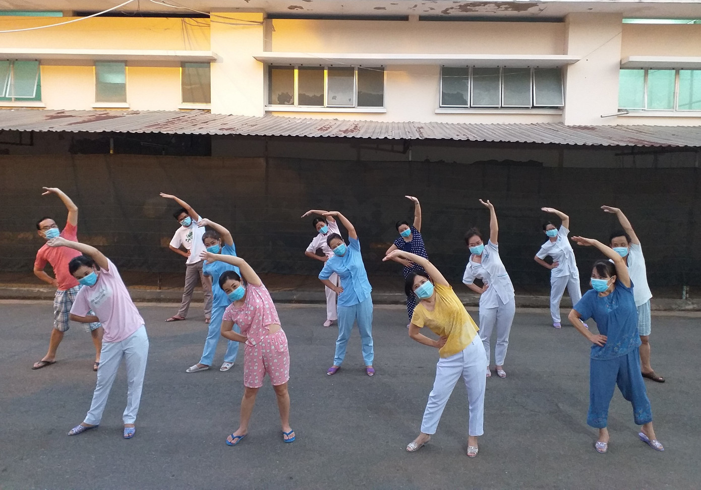 'Âm tính rồi, âm tính rồi. Cố lên, chúng ta sắp được ăn Tết rồi' ảnh 6