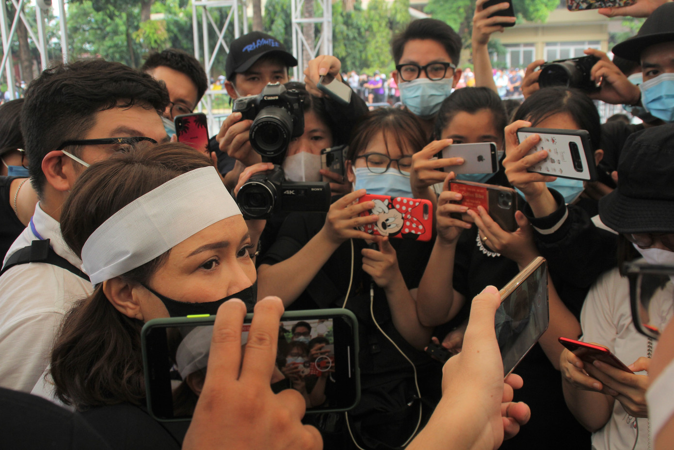 Việt Hương đeo khăn tang chia sẻ thông tin mới nhất quanh tang lễ nghệ sỹ Chí Tài ảnh 2