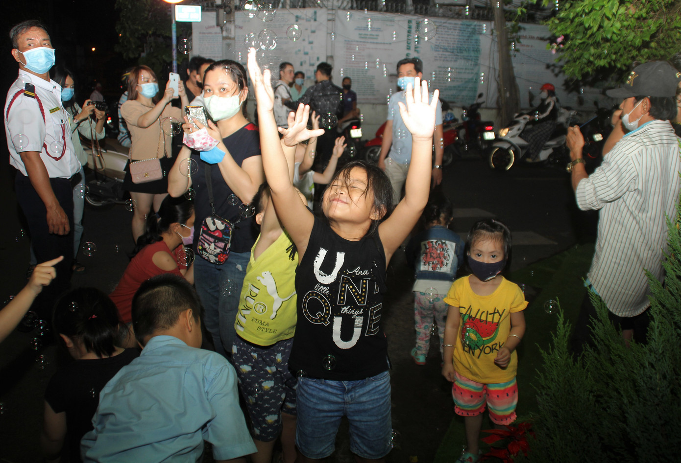 Trẻ em vui thích nô đùa bên hang đá, nai vàng... đón Noel ở biệt thự triệu đô của Mr. Đàm ảnh 7