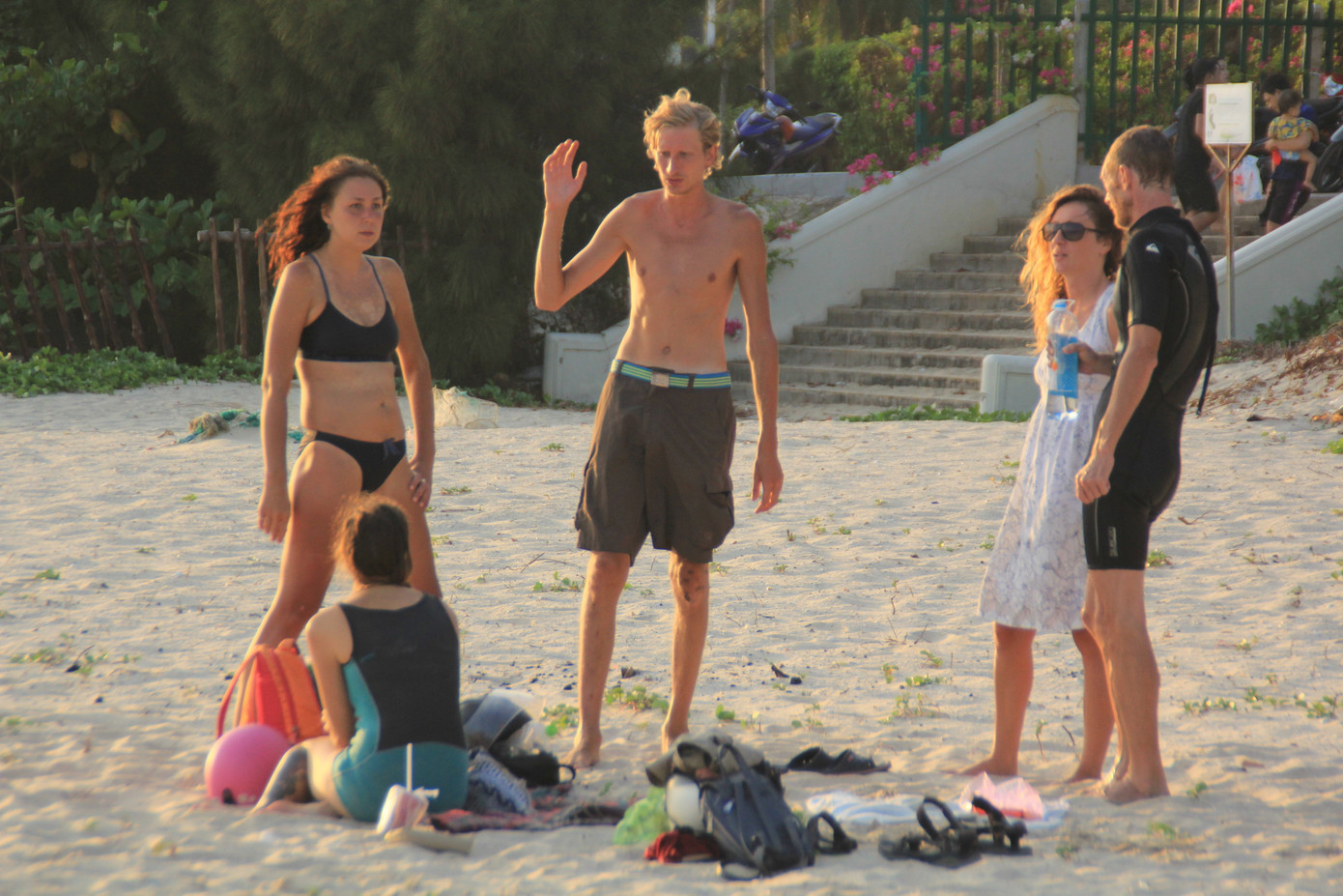 Khách quốc tế không mang khẩu trang tản bộ, tắm biển ở Nũi Né mùa dịch Covid-19 ảnh 10