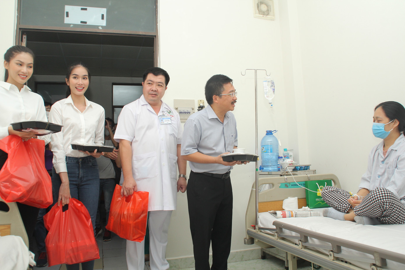 Chuyến thiện nguyện đầu tiên của Top 3 HHVN 2020 đến với các bệnh nhân, thương bệnh binh ảnh 1