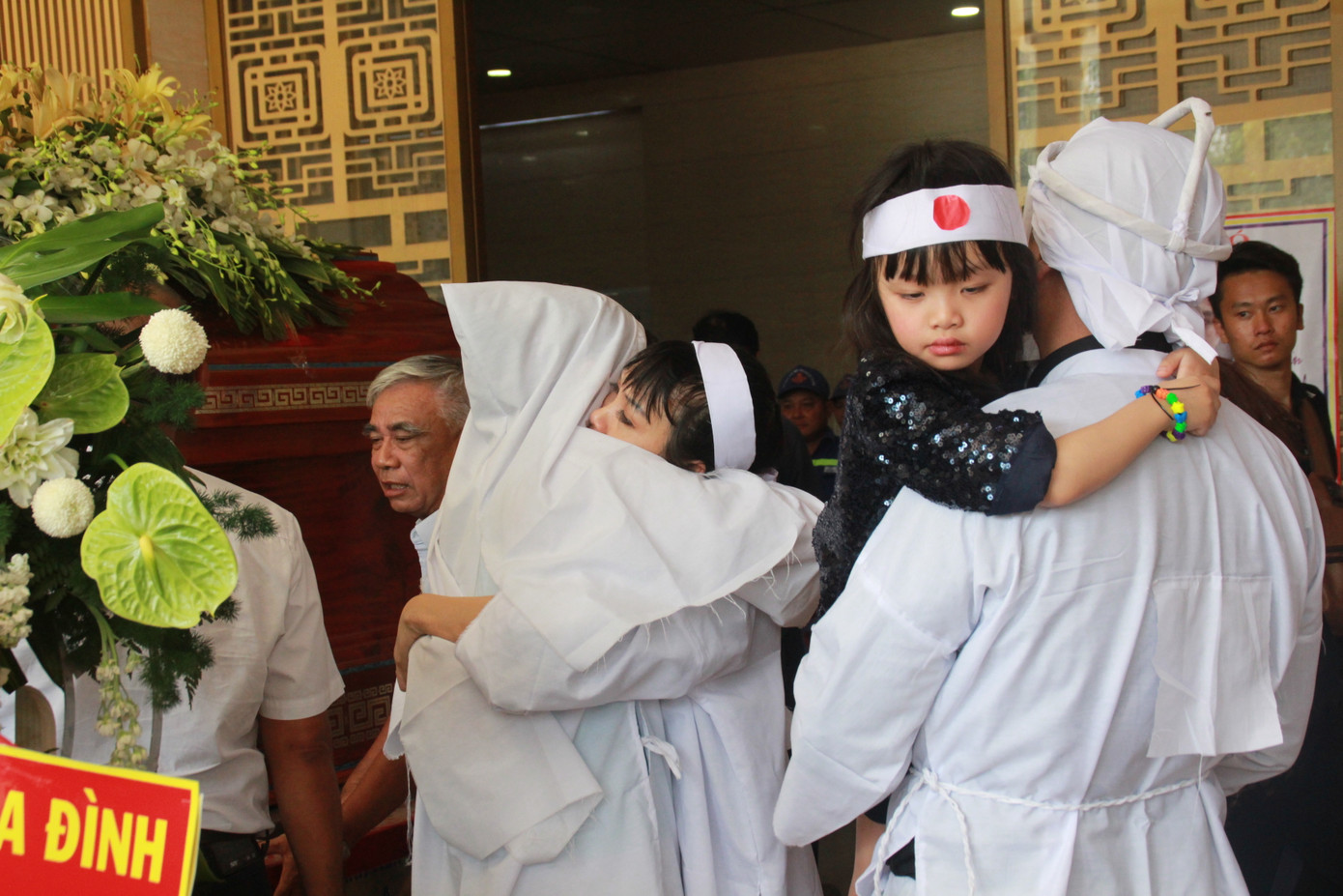 Gia đình con trai nhìn mặt Chánh Tín lần cuối trước giờ phút hoả táng ảnh 13