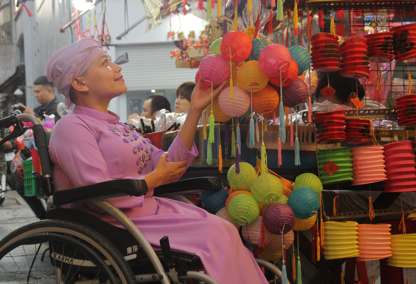 Phố lồng đèn đông đúc bạn trẻ vui hội Trung thu sớm ảnh 16