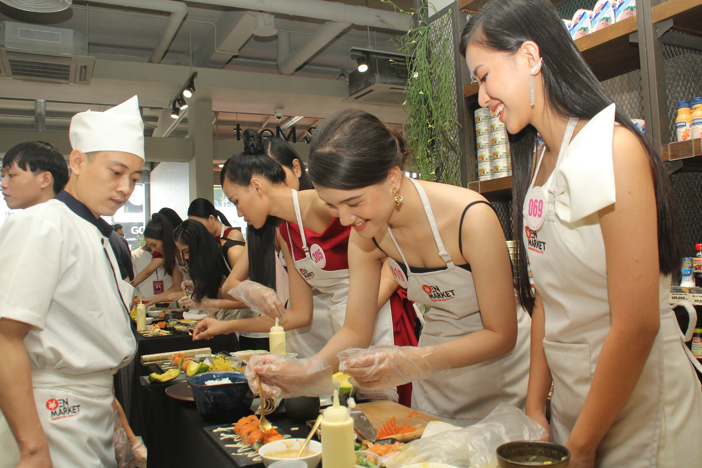 Thí sinh Hoa hậu Việt Nam vào bếp làm sushi phong cách Nhật ảnh 3