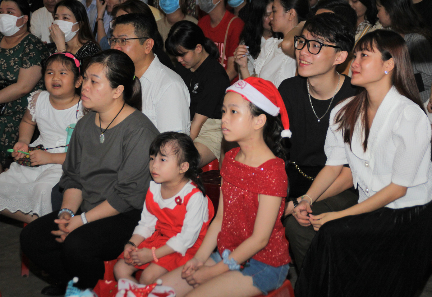 Vui đêm Noel, người dân Sài thành kín kẽ khẩu trang phòng dịch COVID -19 ảnh 15