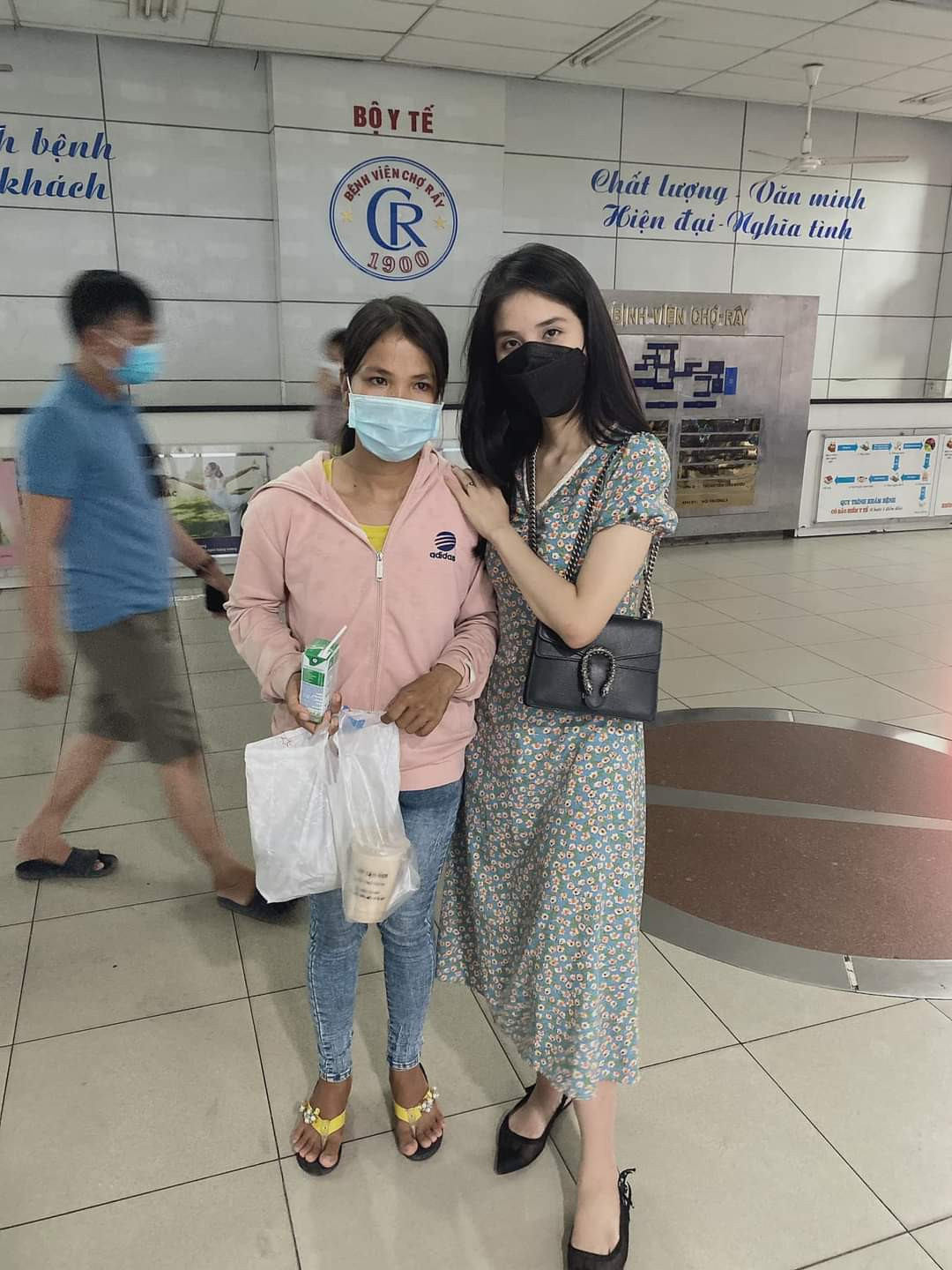 Thiếu nữ Sài thành vận động hàng trăm triệu đồng giúp 'ông Tâm rắn cắn', ông bà cụ neo đơn ảnh 1