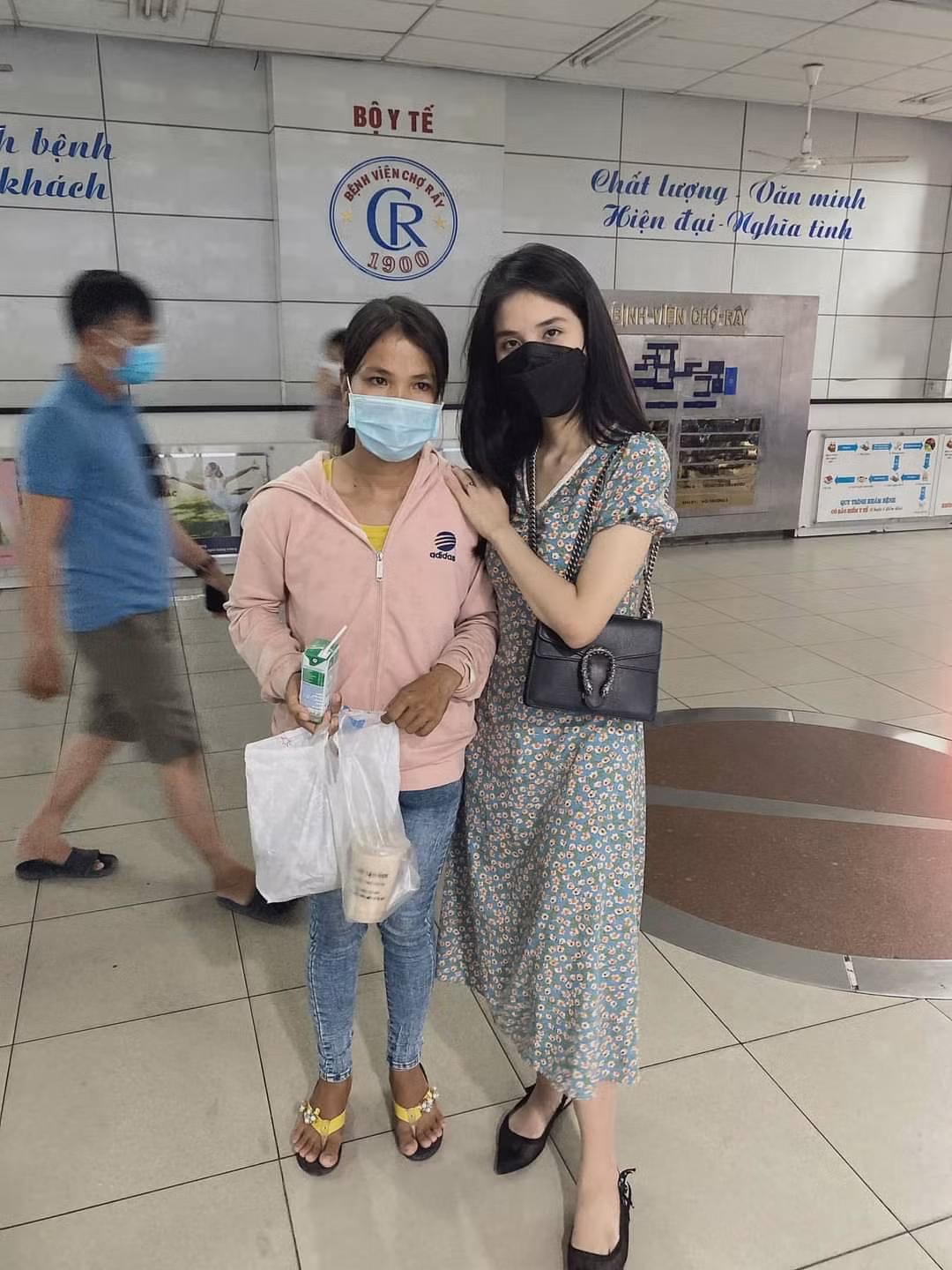 Thiếu nữ Sài thành vận động hàng trăm triệu đồng giúp 'ông Tâm rắn cắn', ông bà cụ neo đơn ảnh 1