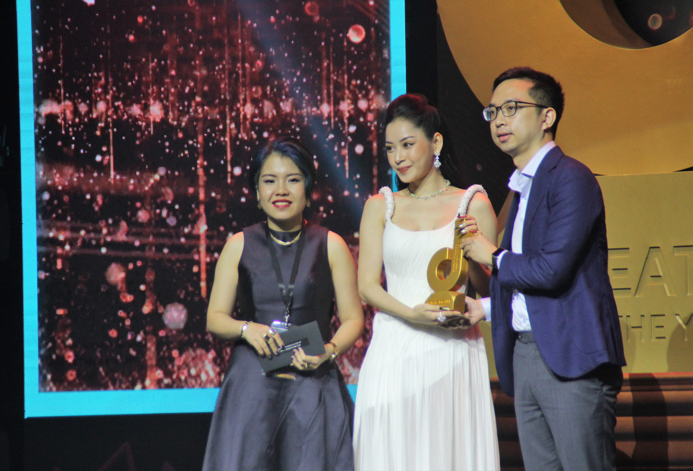 Anh chăn bò Ytiet, mẹ đơn thân thắng giải 'sáng tạo truyền cảm hứng' ảnh 6