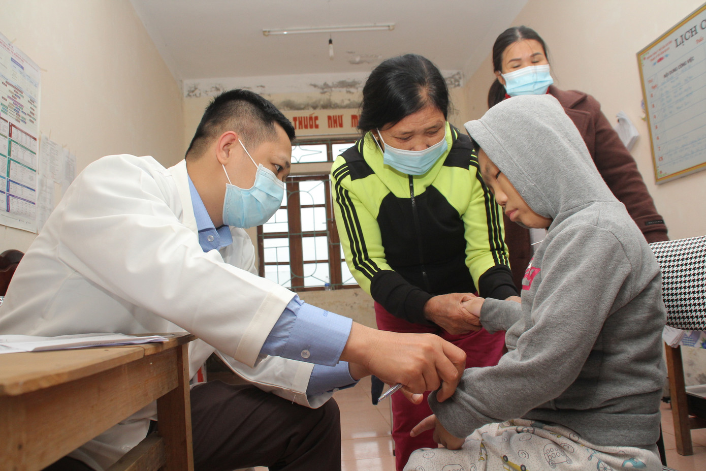 Tiền Phong chia sẻ khó khăn với đông đảo bà con vùng lũ Cẩm Quan ảnh 2