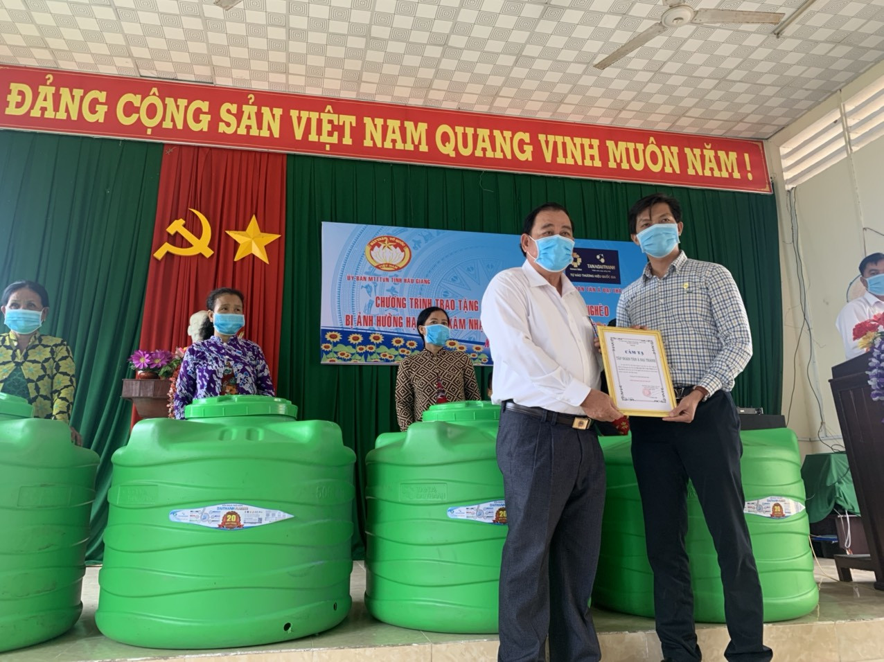 Tân Á Đại Thành tặng 750 bồn nước cho người dân khó khăn vùng Tây Nam Bộ ảnh 1