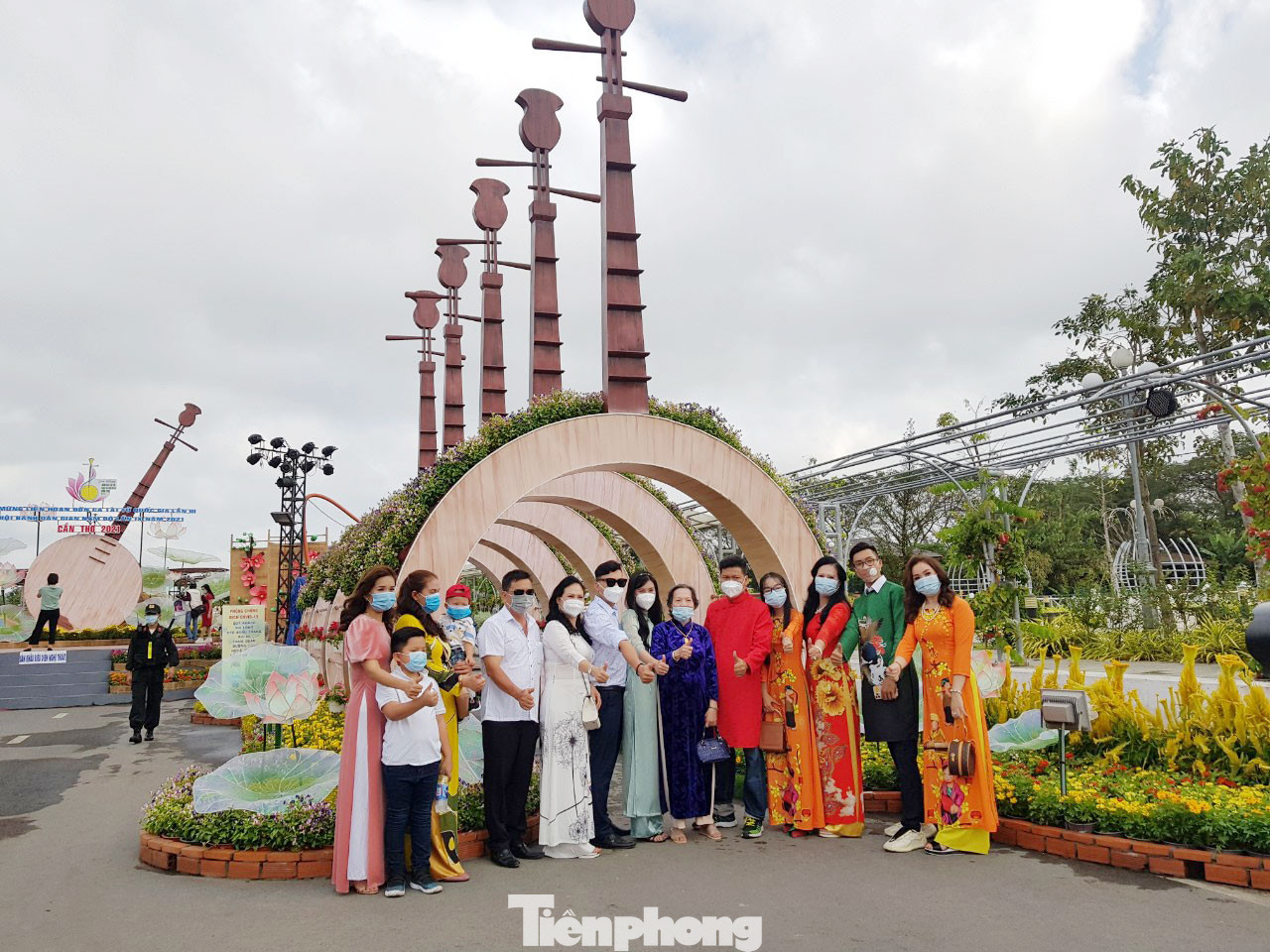 Người dân mang khẩu trang, xếp hàng chụp ảnh ở đường hoa xuân Cần Thơ ảnh 2