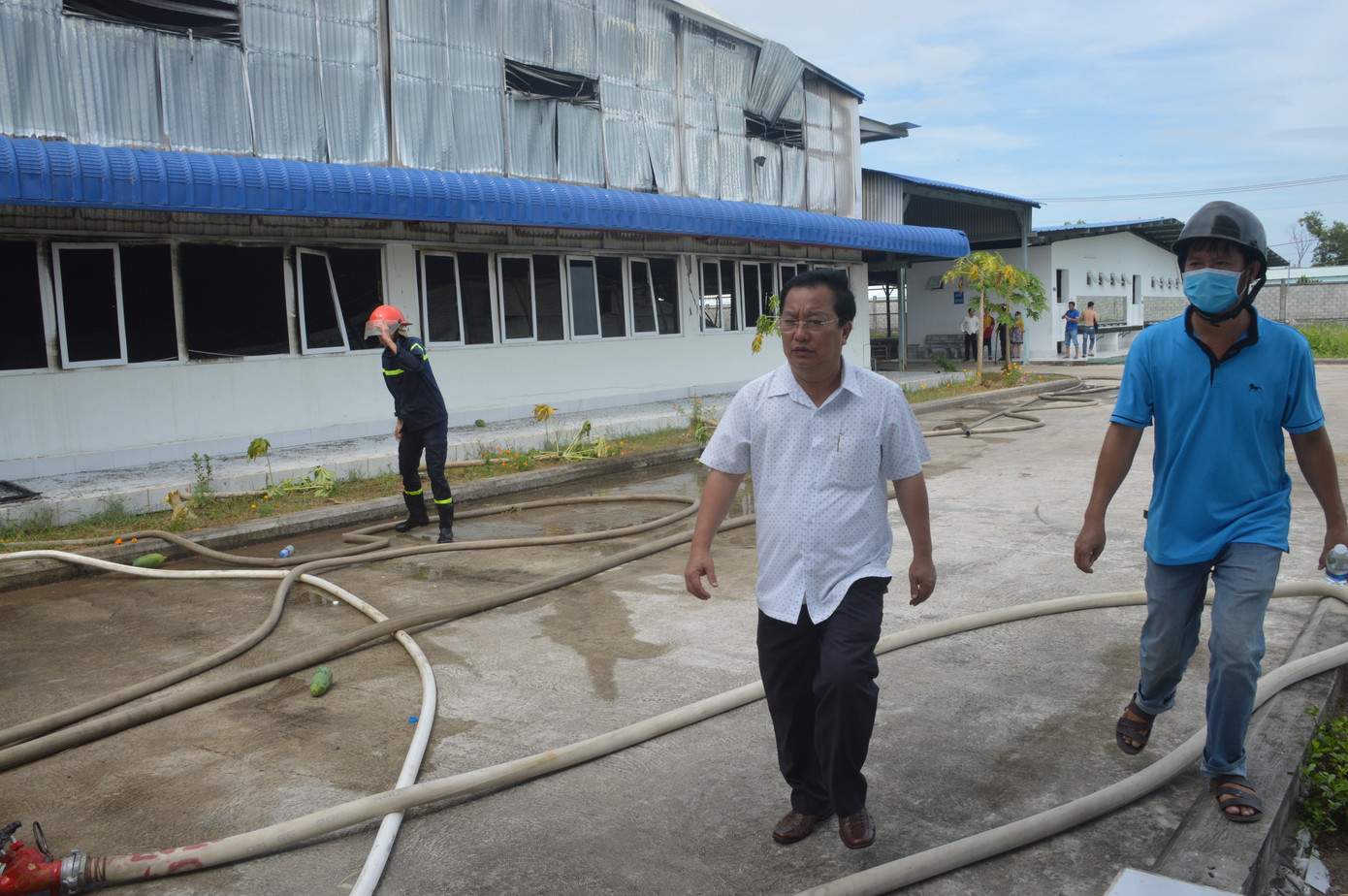 Cận cảnh lửa thiêu rụi 10.000 m2 nhà xưởng Công ty May Nhà Bè ảnh 1