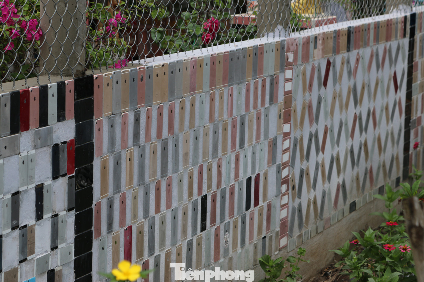 Ngôi nhà có hàng rào 'độc nhất vô nhị' được ốp hơn 2.000 vỏ điện thoại iPhone ảnh 10