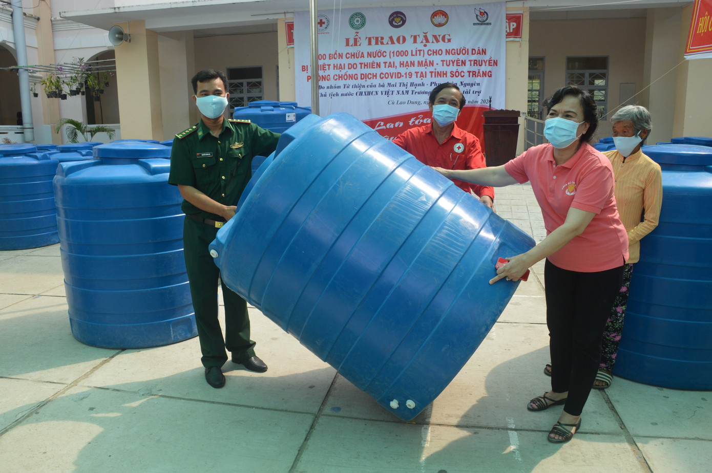 Tặng hàng trăm bồn chứa nước cho người dân huyện Cù Lao Dung ảnh 3
