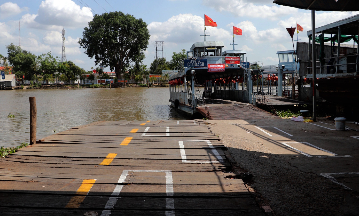 Căng dây thừng lập chốt kiểm soát, kẻ vạch trên phà để phòng COVID-19 ảnh 4