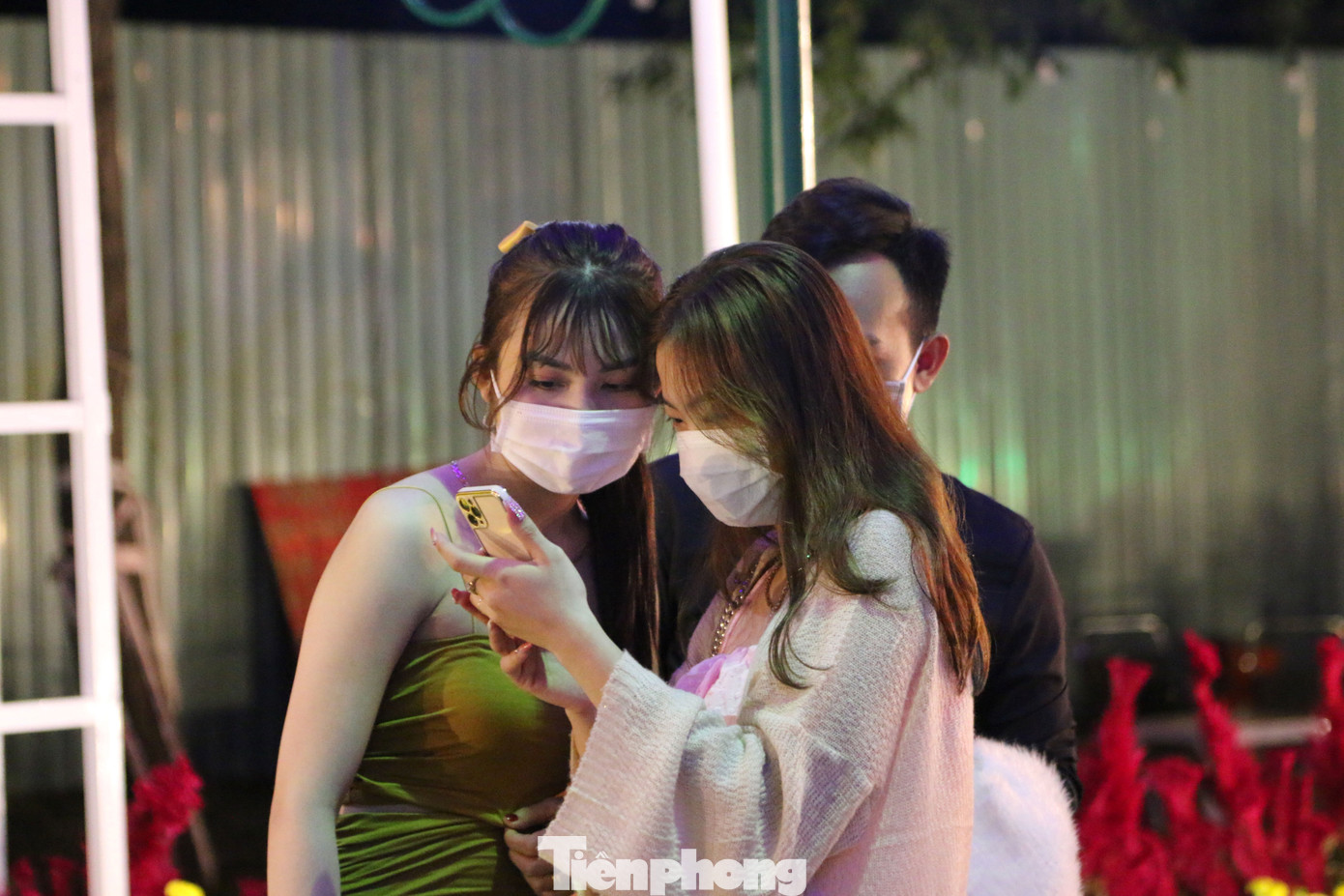 Người dân mang khẩu trang, xếp hàng chụp ảnh ở đường hoa xuân Cần Thơ ảnh 12