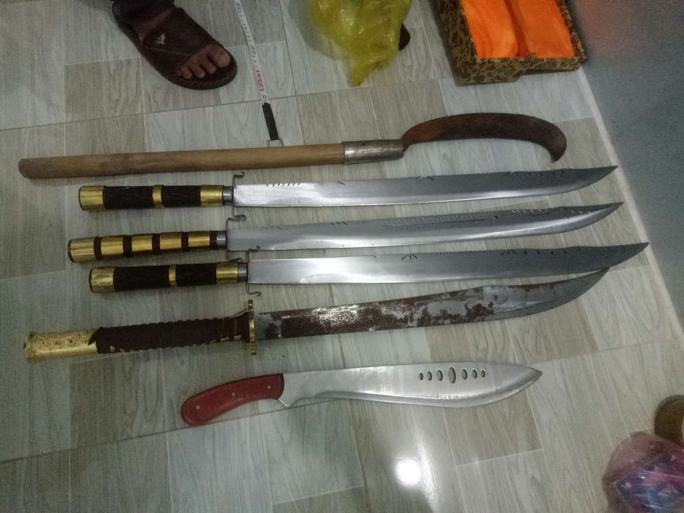 Bắt quả tang ổ bạc ở Phú Quốc, phát hiện nhiều súng và mã tấu ảnh 3