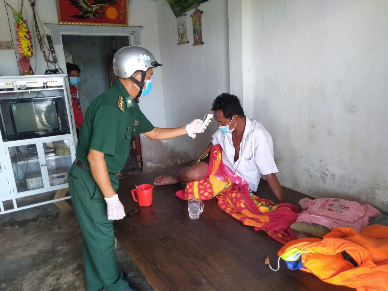 Biên phòng Sóc Trăng cứu 3 thuyền viên người Indonesia trôi dạt trên biển ảnh 3