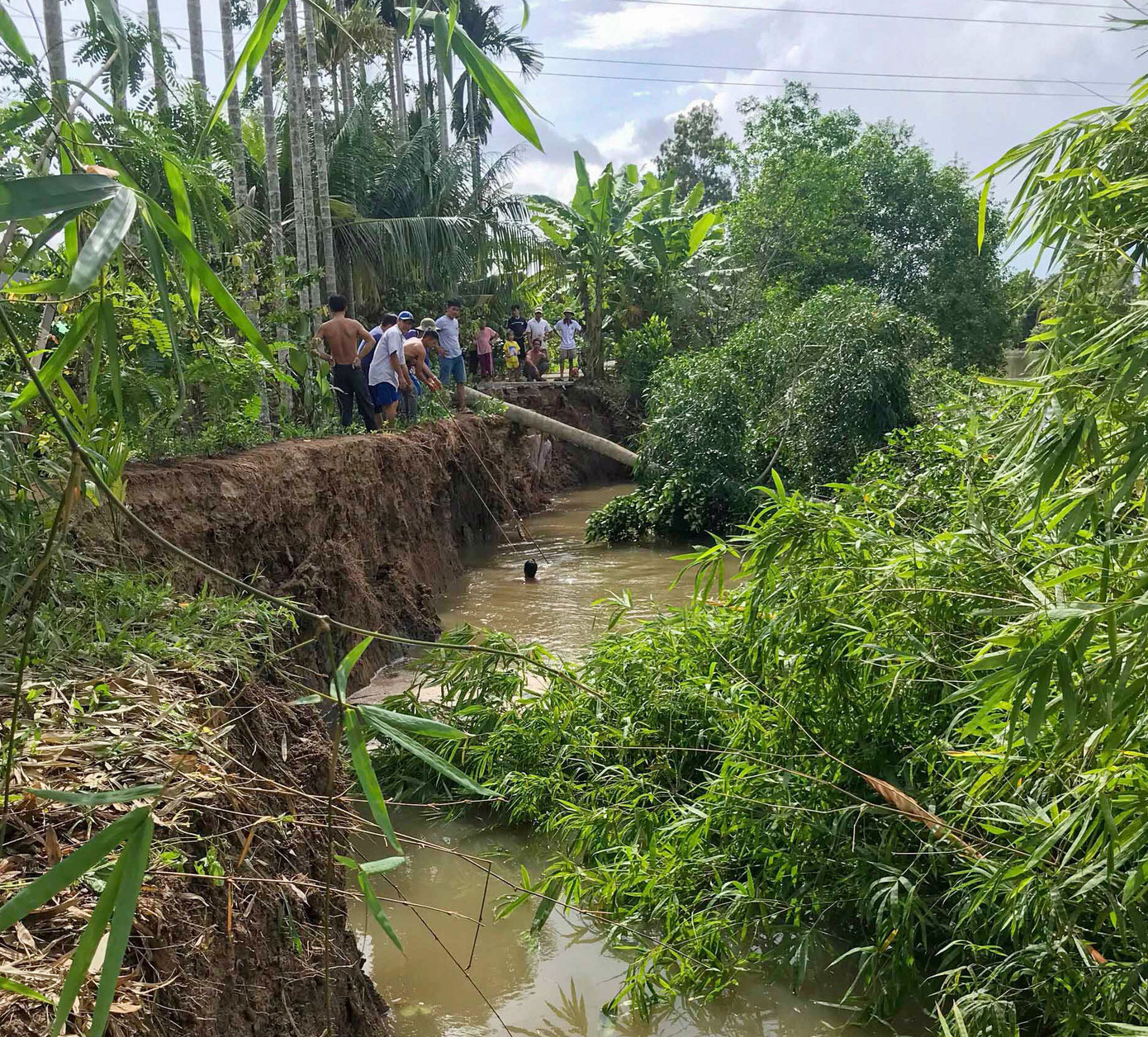 Sạt lở tuyến đường dài 40m, 2 xe máy đang lưu thông rơi xuống kênh ảnh 2