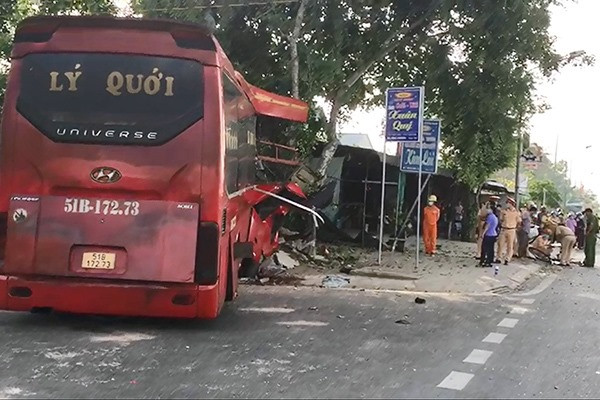 Đồng Tháp: Xe khách va xe đạp rồi đâm vào trụ điện làm 3 người chết ảnh 1