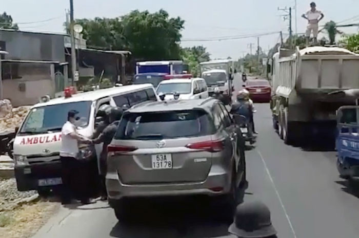 Tài xế ở Tiền Giang bị tước bằng lái vì cản trở xe cứu thương ảnh 1