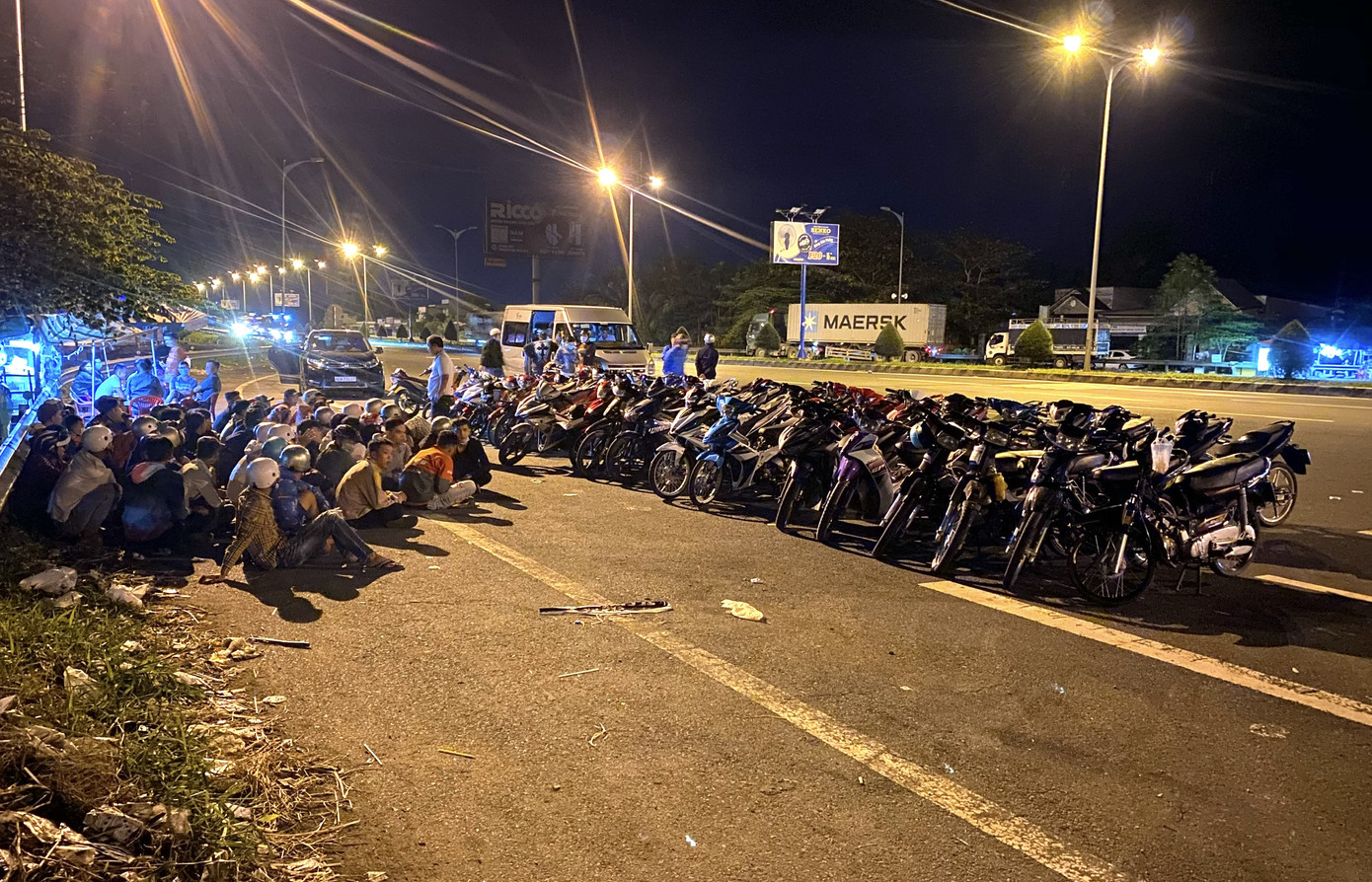 Bắt giữ 52 đối tượng đua xe trên cầu Cần Thơ lúc rạng sáng ảnh 1