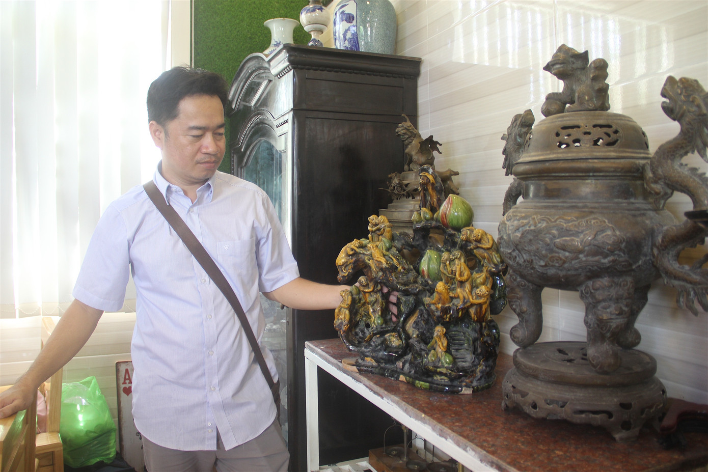 Chiêm ngưỡng ngôi nhà 2 tầng ở Cần Thơ phủ kín hàng nghìn món đồ cổ ảnh 10