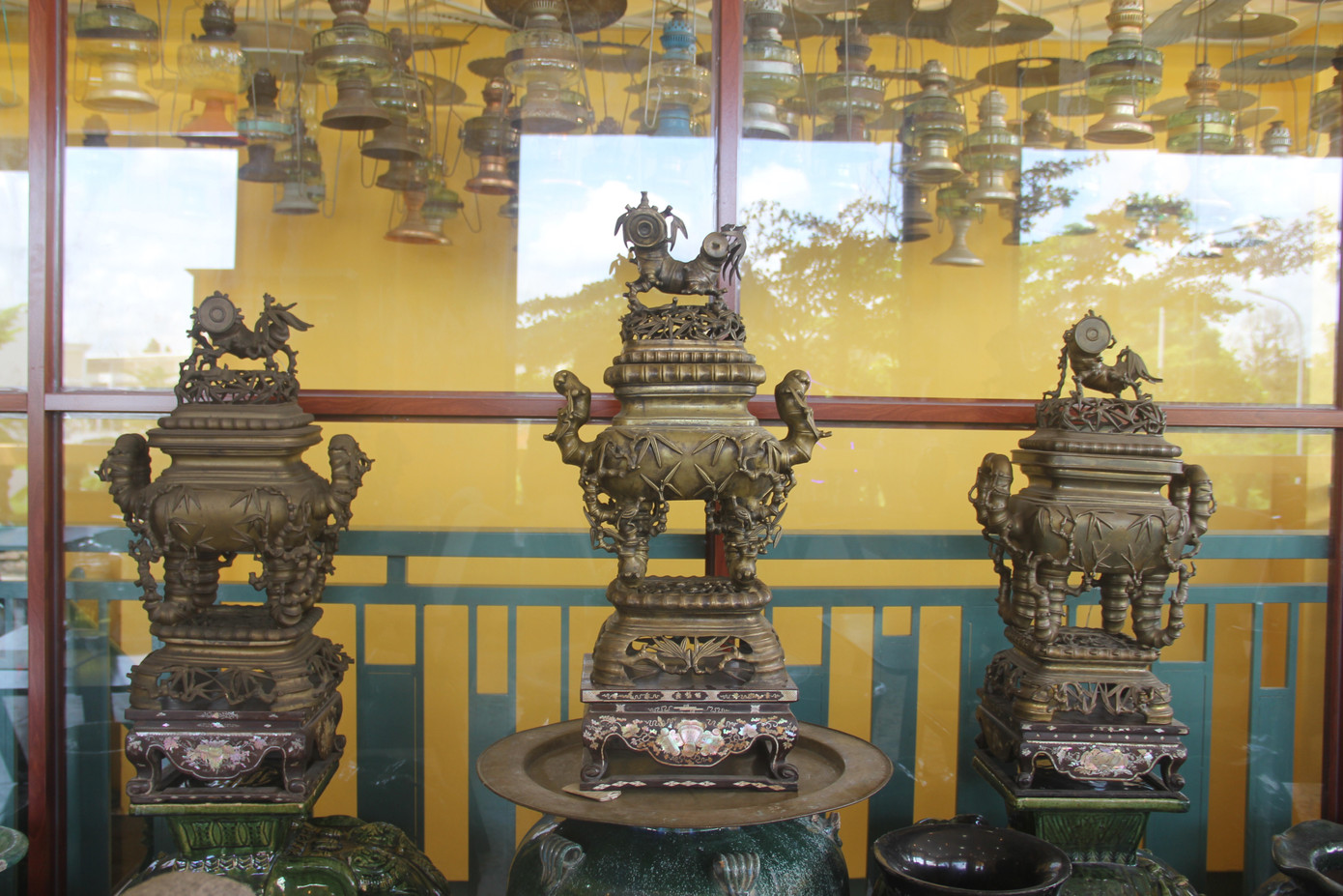 Chiêm ngưỡng ngôi nhà 2 tầng ở Cần Thơ phủ kín hàng nghìn món đồ cổ ảnh 13